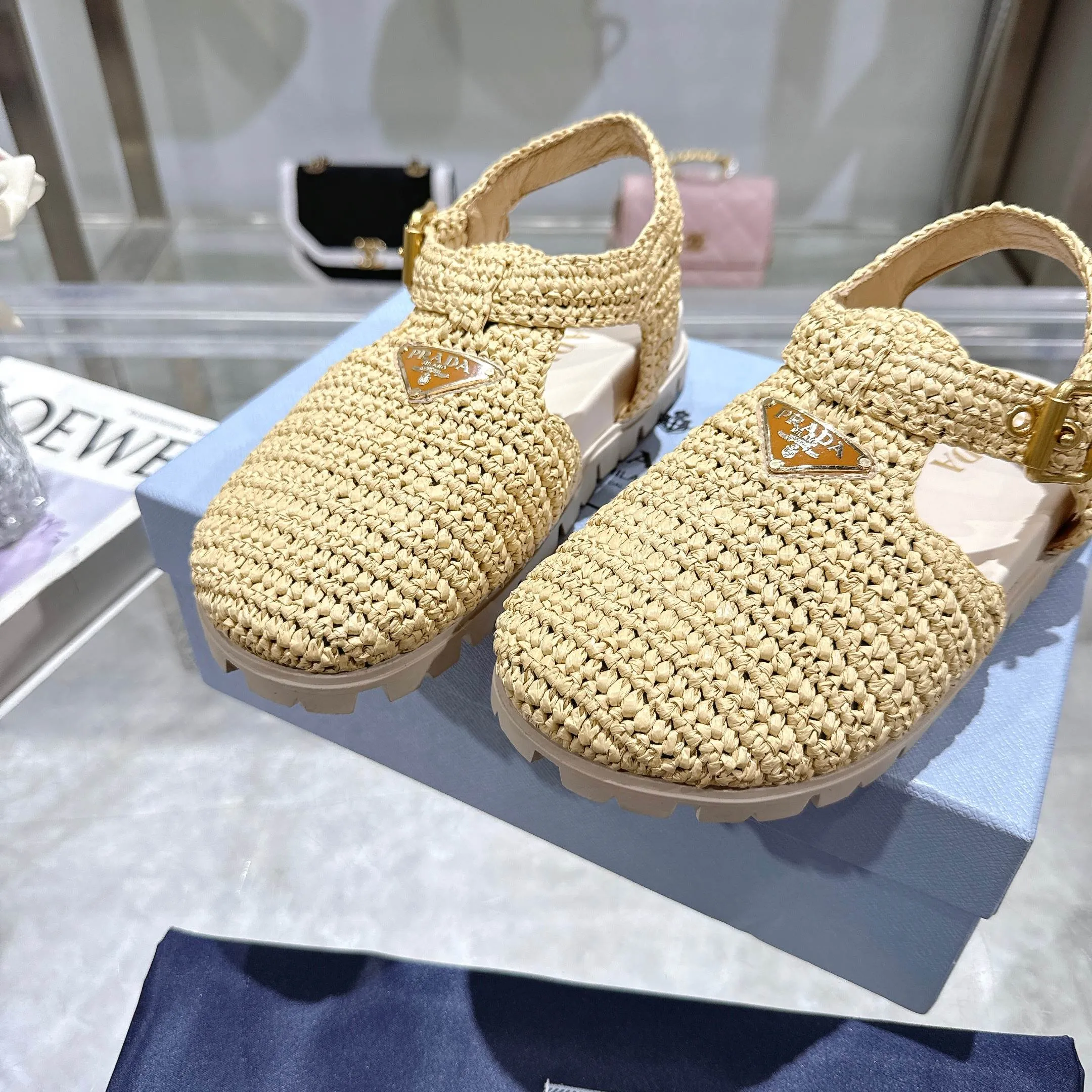 👟👟Ex-factory price 520👟👟 Original environmentally friendly PP paper material, high version Prada Prada's latest pig cage shoes Roman woven flat rubber sandals latest environmentally friendly ♻️PP material high price Fully handmade crochet Just like knitting sweaters, slow workmanship Retro fashionable and avant-garde thick soles with rubber uppers, retro wood grain to meet the various choices of fashionable people of different styles! The iconic metal triangle logo is paired with the shape of ancient beach sandals. Every design element is fashionable! Code number 35-40